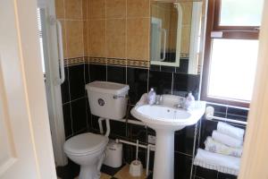 A bathroom at Windmill House, Clongill