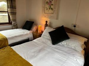 A bed or beds in a room at Windmill House, Clongill