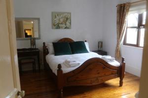 A bed or beds in a room at Windmill House, Clongill