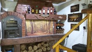 マラルグエにあるCabaña Quincho Luz de Lunaの暖炉とワインボトル付きの部屋