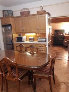 A kitchen or kitchenette at Windmill House, Clongill