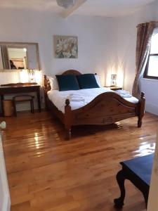 A bed or beds in a room at Windmill House, Clongill