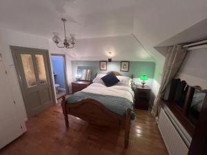 A bed or beds in a room at Windmill House, Clongill