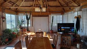 マラルグエにあるCabaña Quincho Luz de Lunaの木製のテーブルと椅子のあるダイニングルーム