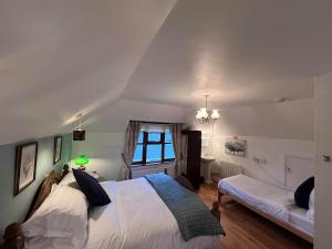 A bed or beds in a room at Windmill House, Clongill