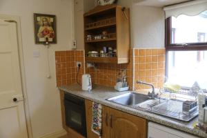A kitchen or kitchenette at Windmill House, Clongill