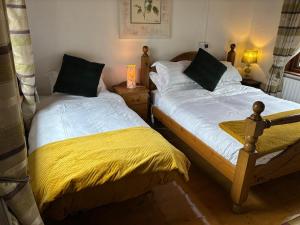 A bed or beds in a room at Windmill House, Clongill