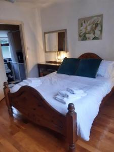 A bed or beds in a room at Windmill House, Clongill