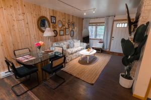 Predel za sedenje v nastanitvi Cabin on Hunter Mtn Seasonal Pool Access w Panoramic Views Hike Swim Fish Recharge