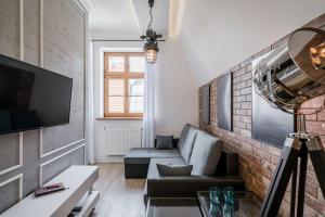 Una sala de estar con un sofá y un televisor. en Rynek 2A - Old Town, en Wroclaw