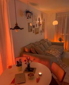 una sala de estar con un sofá y una mesa en Harmony House, en Sheikh Zayed