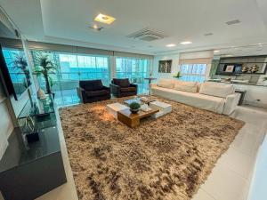 Una sala de estar con un sofá y una mesa de café. en Luxury Penthouse with private Pool, en Recife