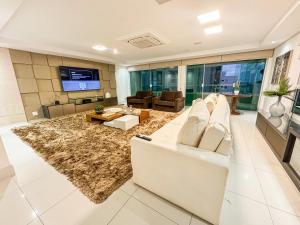 Una sala de estar con un sofá blanco y una mesa. en Luxury Penthouse with private Pool, en Recife