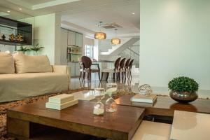 Una sala de estar con un sofá y una mesa de café. en Luxury Penthouse with private Pool, en Recife 37 fotos más