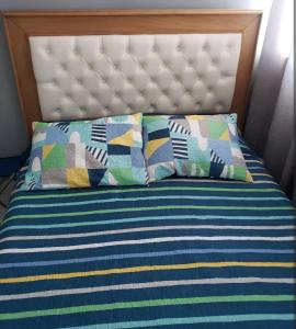 希龙habitación Donde Leo的一张床，上面有两个枕头