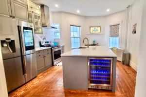 Η κουζίνα ή μικρή κουζίνα στο Gorgeous Victorian House!! Entire suite in SAM's home