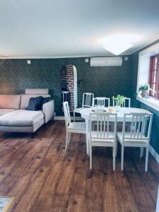 Gallery image of Trevlig stuga på landet med öppen spis in Vesene