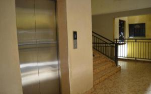 RuiruDay Time Only Apt -Stay at KES 2000 in Ruiru的大楼内带金属电梯的走廊