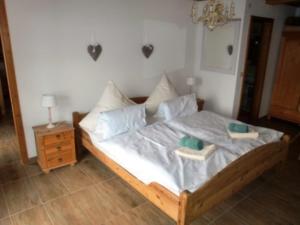 Ένα ή περισσότερα κρεβάτια σε δωμάτιο στο FeWo TONI im AKTIV Landhaus