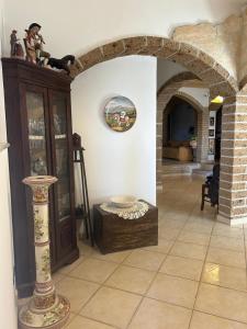 a living room with an archway in a house at Green Residence Villa Assunta in Moscufo