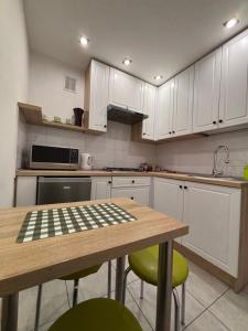 Η κουζίνα ή μικρή κουζίνα στο Apartament Majowy