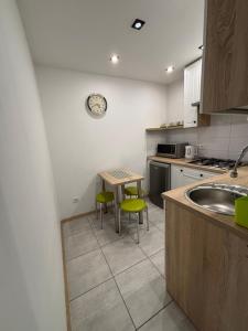 Η κουζίνα ή μικρή κουζίνα στο Apartament Majowy