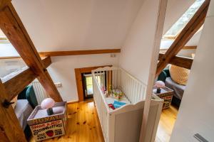 施维洛塞Romantisches Retro Loft Caputh bei Potsdam - neu!的享有带婴儿床的客房的顶部景致