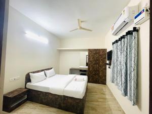 Ένα ή περισσότερα κρεβάτια σε δωμάτιο στο Pearl Stays, Tirupati - Very convenient for the people coming from Bangalore and Chennai - You can skip city traffic while reaching any temple in Tirupati - Covered Parking - 24hrs Front Desk and Hot Water - Free WiFi - Flexible Checkin-in Check-out times