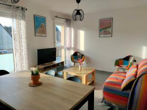 TV a/nebo společenská místnost v ubytování Appartement à 50 m de la mer, idéal famille