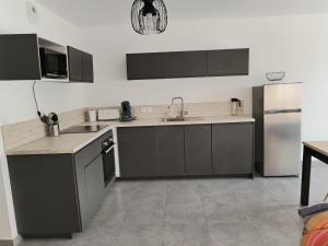 Kuchyň nebo kuchyňský kout v ubytování Appartement à 50 m de la mer, idéal famille