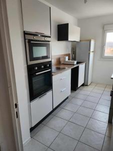 Η κουζίνα ή μικρή κουζίνα στο Appartement Cosy 2 chambres 4eme étage sans ascenseur