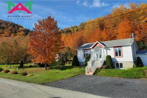 a small house on the side of a road at Maison Albert in Petite-Vallée