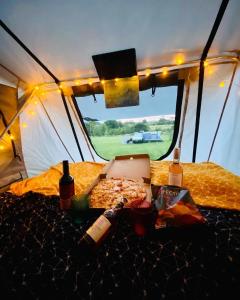 una pizza in una scatola in una tenda di ALB Car Camping a Grilë