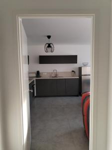 Kuchyň nebo kuchyňský kout v ubytování Appartement à 50 m de la mer, idéal famille