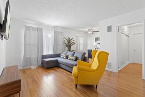 sala de estar con sofá y silla amarilla en Cozy 1 bedroom West Hollywood, en Los Ángeles