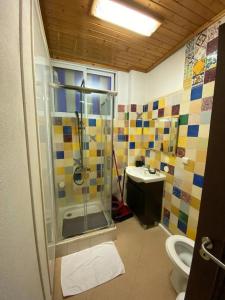Bilik mandi di Sulemange Rooms Azeitão 25 minutes to Lisbon