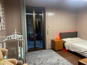 En eller flere senge i et værelse på Luxury Piano House