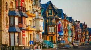 a row of colorful houses on a city street at L'escapade perchée in Mers-les-Bains