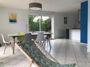 ラ・ボールにあるMaison à 10mn à pieds de la plageのテーブルと椅子、キッチンのあるリビングルーム