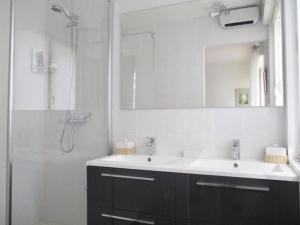 ラ・ボールにあるMaison à 10mn à pieds de la plageの洗面台と鏡付きシャワーを備えたバスルーム +20枚の写真