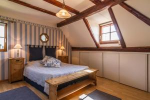 A bed or beds in a room at Maison Gîte Au Tonnelier