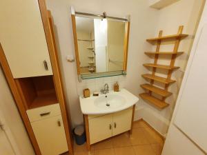 un bagno con lavandino e specchio di Appartement spacieux, jacuzzi, lumineux, calme, T2, 56m2 a Boulogne-Billancourt Altre 6 foto