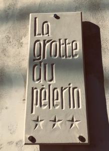 a sign that reads la croix du petit peoria at La grotte du pèlerin - Appartement semi-troglodyte in Saintes +42 photos