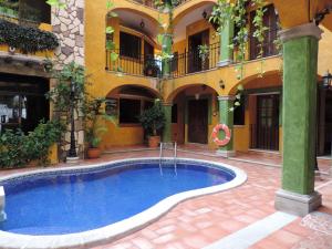 สระว่ายน้ำที่อยู่ใกล้ ๆ หรือใน Hacienda Del Caribe Hotel