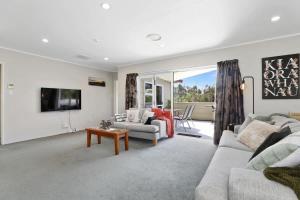 un salon avec un canapé et une table dans l'établissement Stay at 5A, à Rotorua
