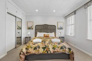 En eller flere senge i et værelse på Kia Ora Apartment