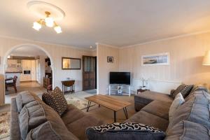 un salon avec un canapé et une table dans l'établissement Central Hotspot, à Rotorua