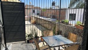 a patio with a table and chairs on a balcony at SaVilie 2 - Seguridad y Comfort - Con Terraza in Guadalajara
