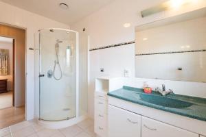 une salle de bain avec lavabo et douche dans l'établissement Central Hotspot, à Rotorua 20 autres photos