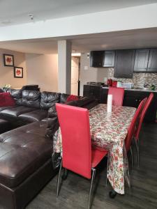 Ruang duduk di Serenity & memorable Cozy Lower Level Apartment Room in TownHouse Private Entrance +19 gambar